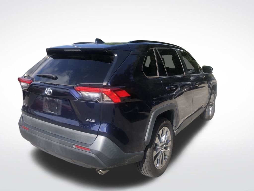 Used 2021  Toyota XLE Premium image 4