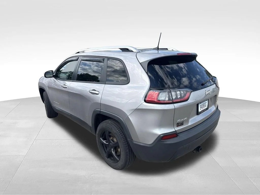Used 2020 Silver Jeep Latitude image 2