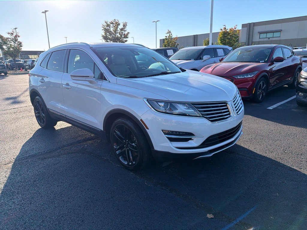 Used 2017 White Lincoln Reserve image 1