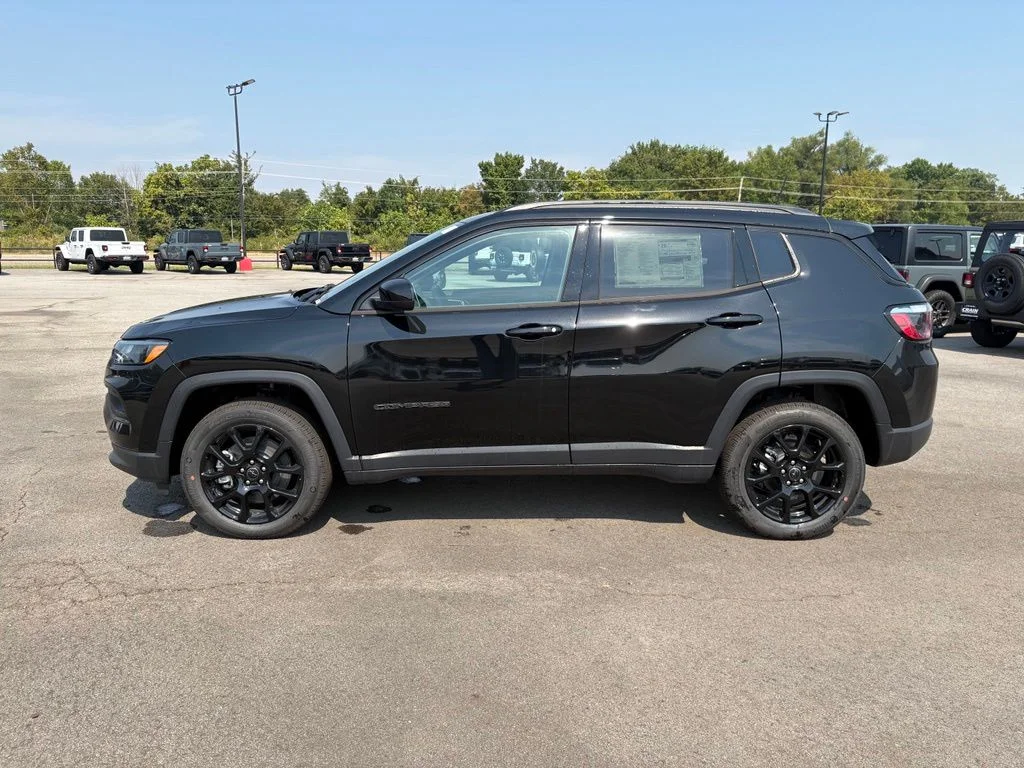 New 2026 Diamond Black Crystal Pearl-Coat Exterior Paint Jeep Latitude image 4