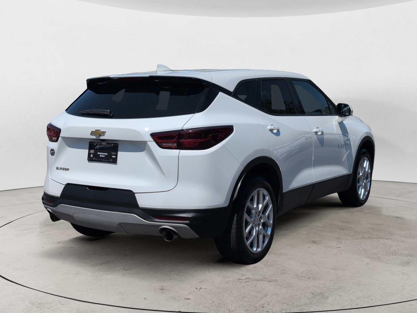 Used 2024 Summit White Chevrolet LT image 3