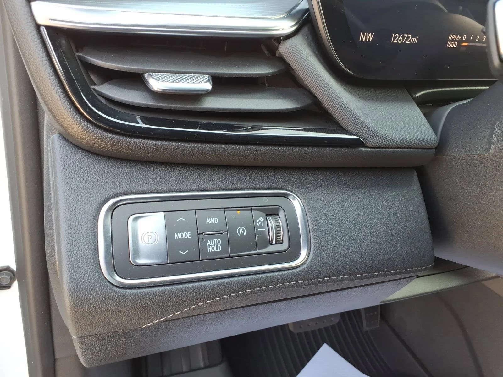 Used 2025 Summit White Gaz Buick Preferred image 17