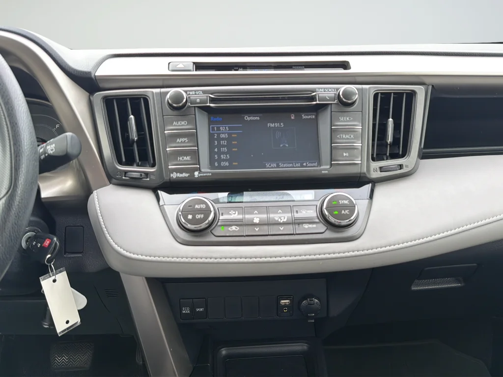 Used 2015 Red Toyota XLE image 23