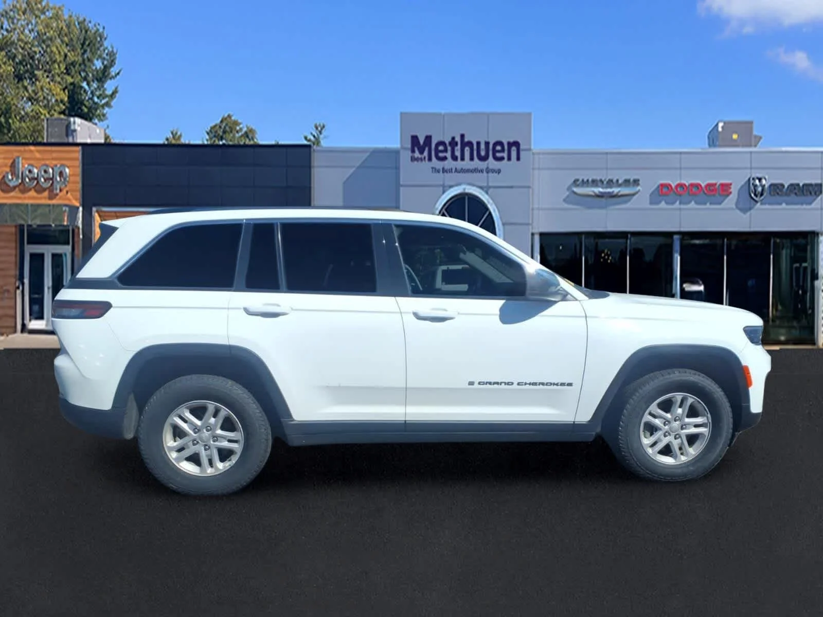 Used 2023 Bright White Clearcoat Jeep Laredo image 2