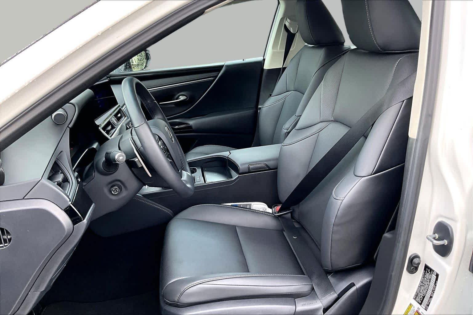 Used 2025 Eminent White Pearl Lexus  image 8
