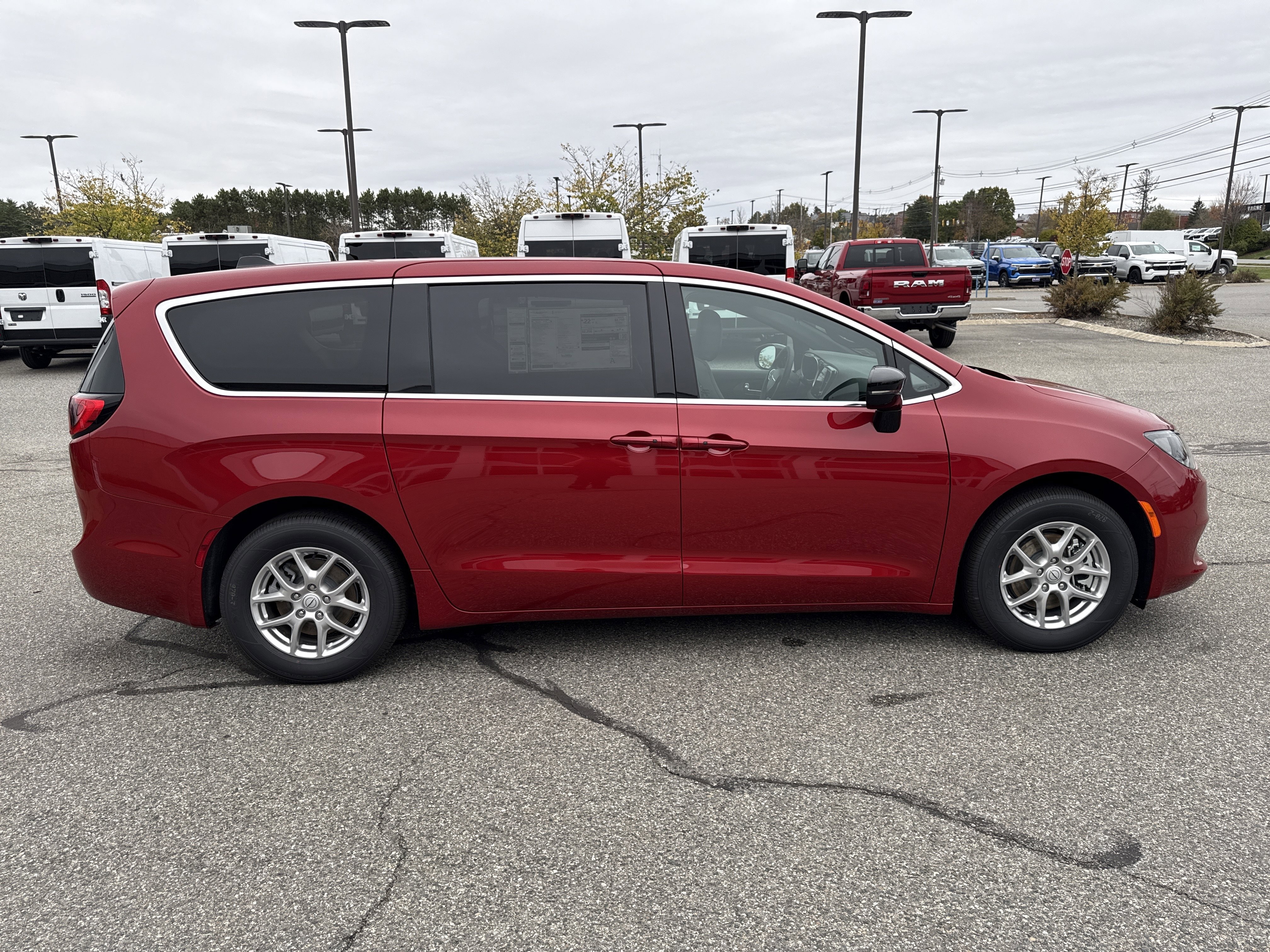 2026 Chrysler Voyager LX - Photo 7