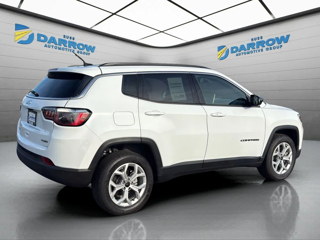 Used 2025 White/off-white Jeep Latitude image 5