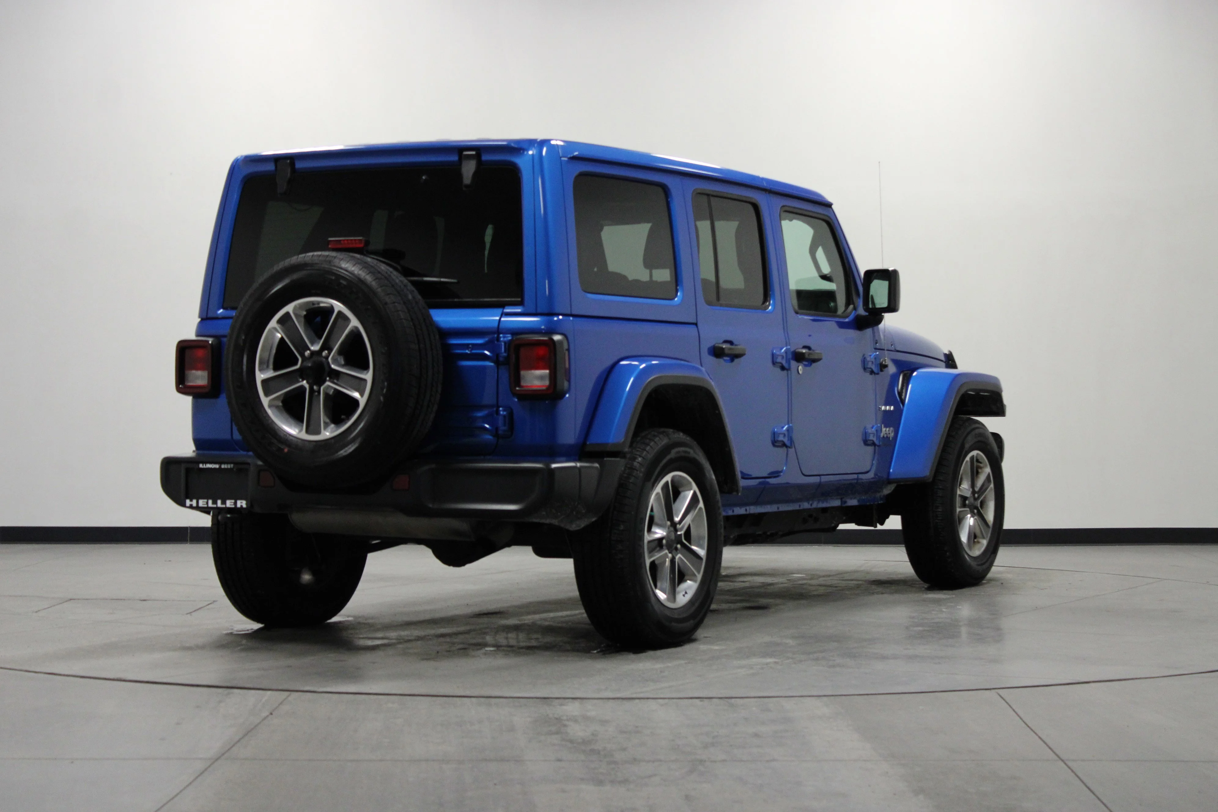 Used 2023 Hydro Blue Pearlcoat Jeep Sahara image 4