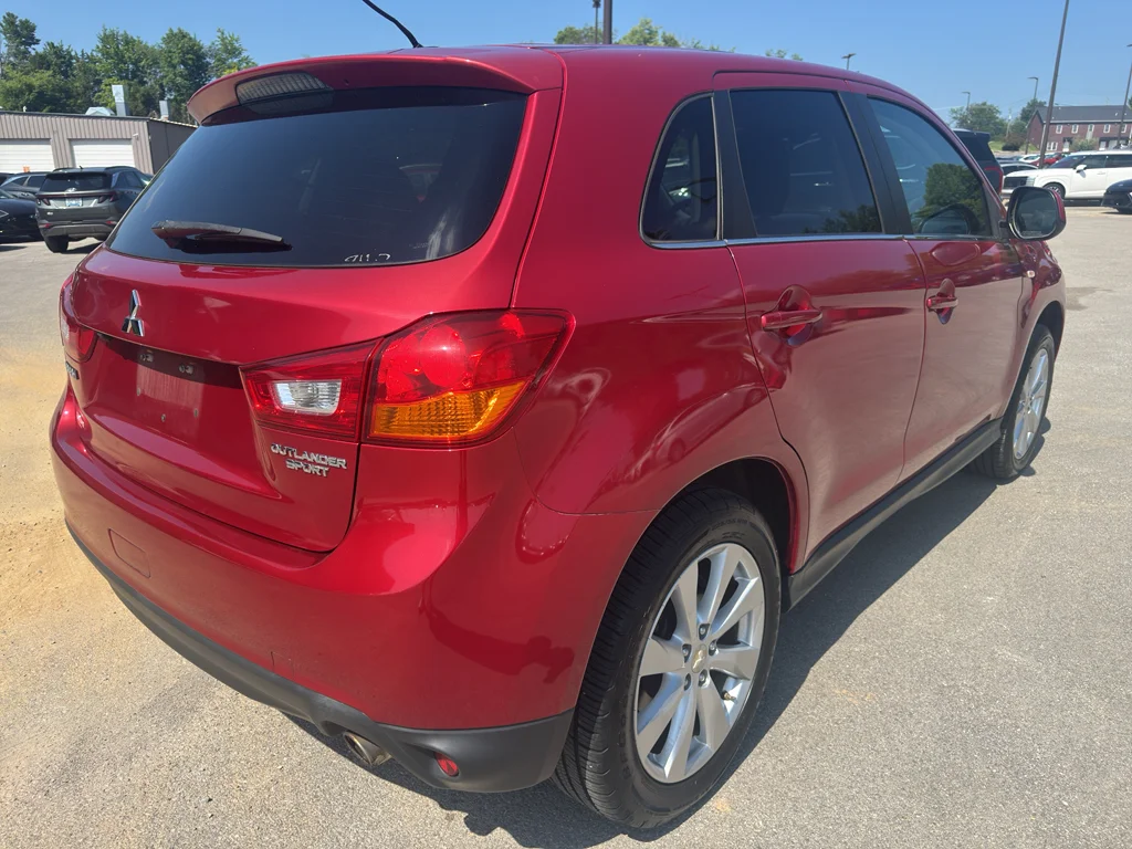 Used 2015  Mitsubishi SE image 3