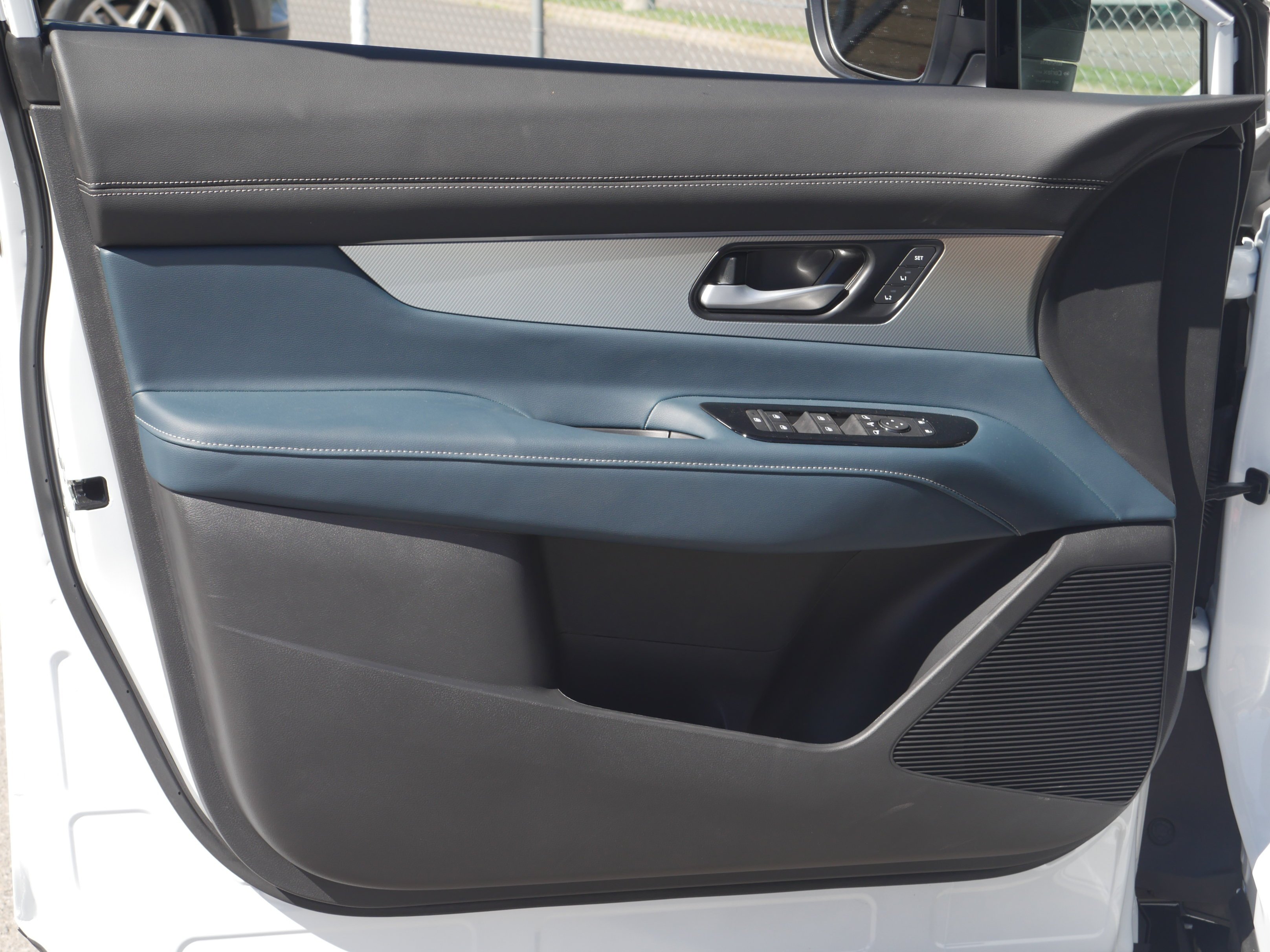 New 2026 Everest White Pearl TriCoat / Super Black Two-tone Nissan Platinum image 34
