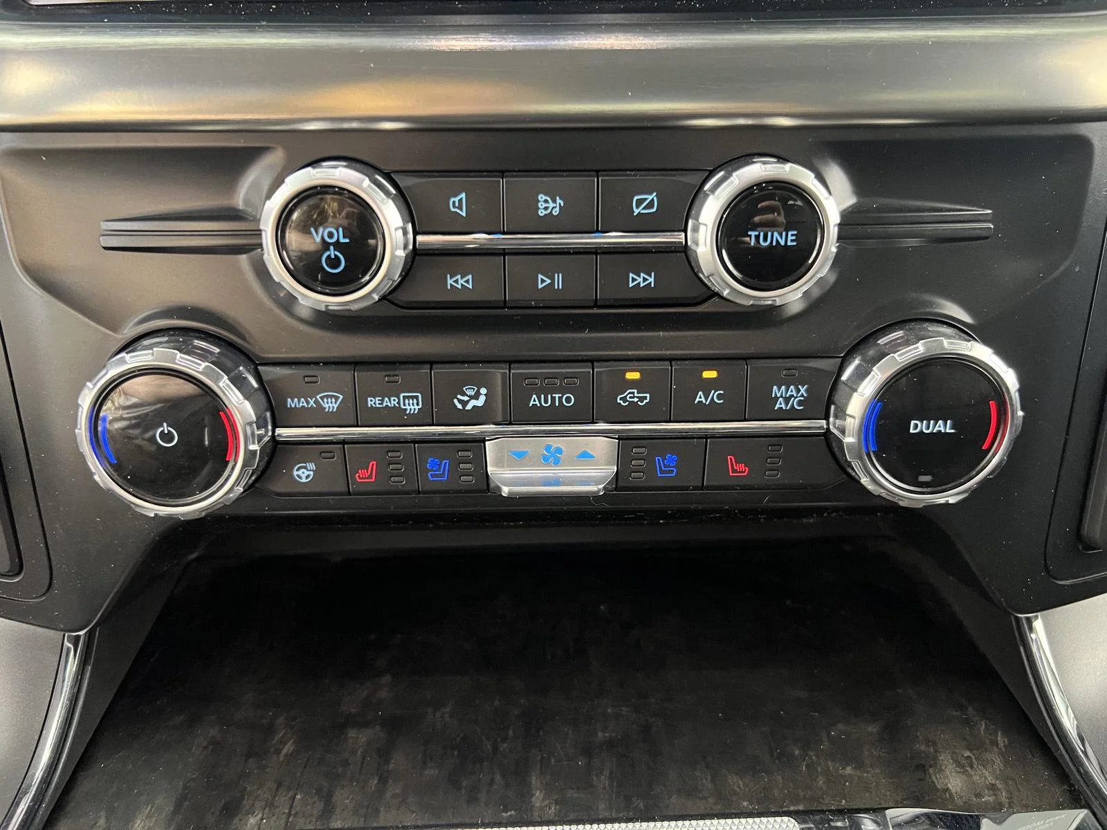 Used 2022 Iconic Silver Ford LARIAT image 19