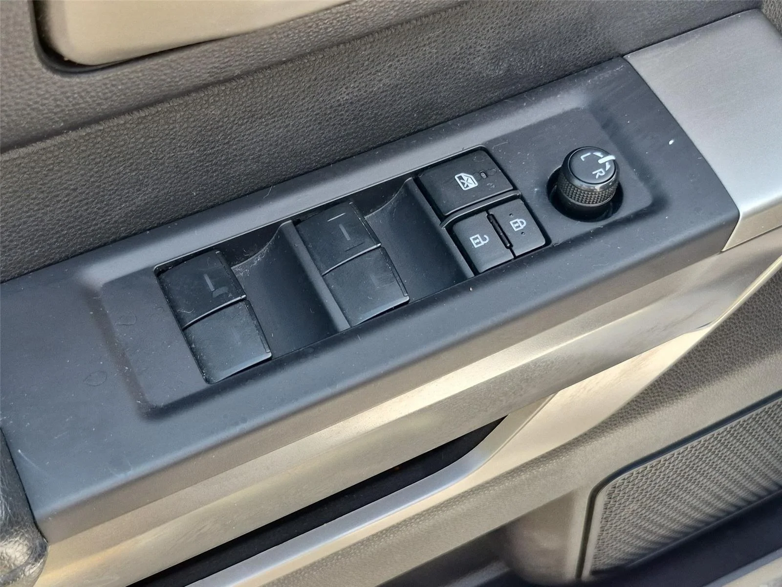 Used 2023 Ice Cap Toyota SR5 image 16