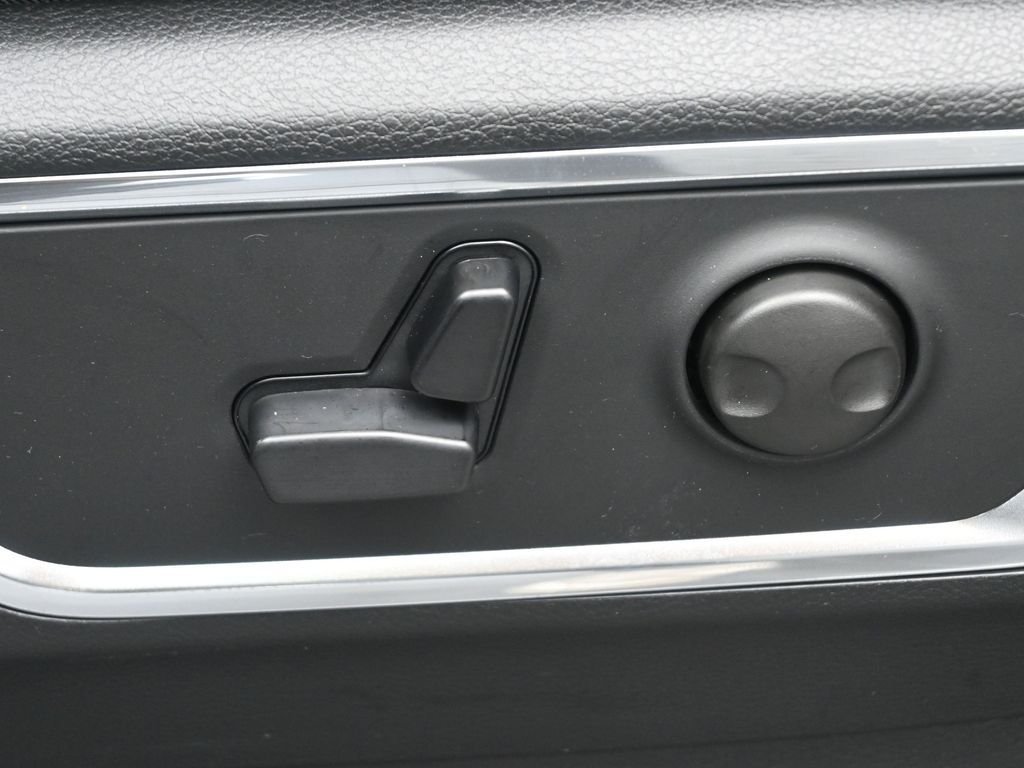 New 2026 Ivory White Tri-Coat Pearl-Coat Exterior Paint RAM Laramie image 19