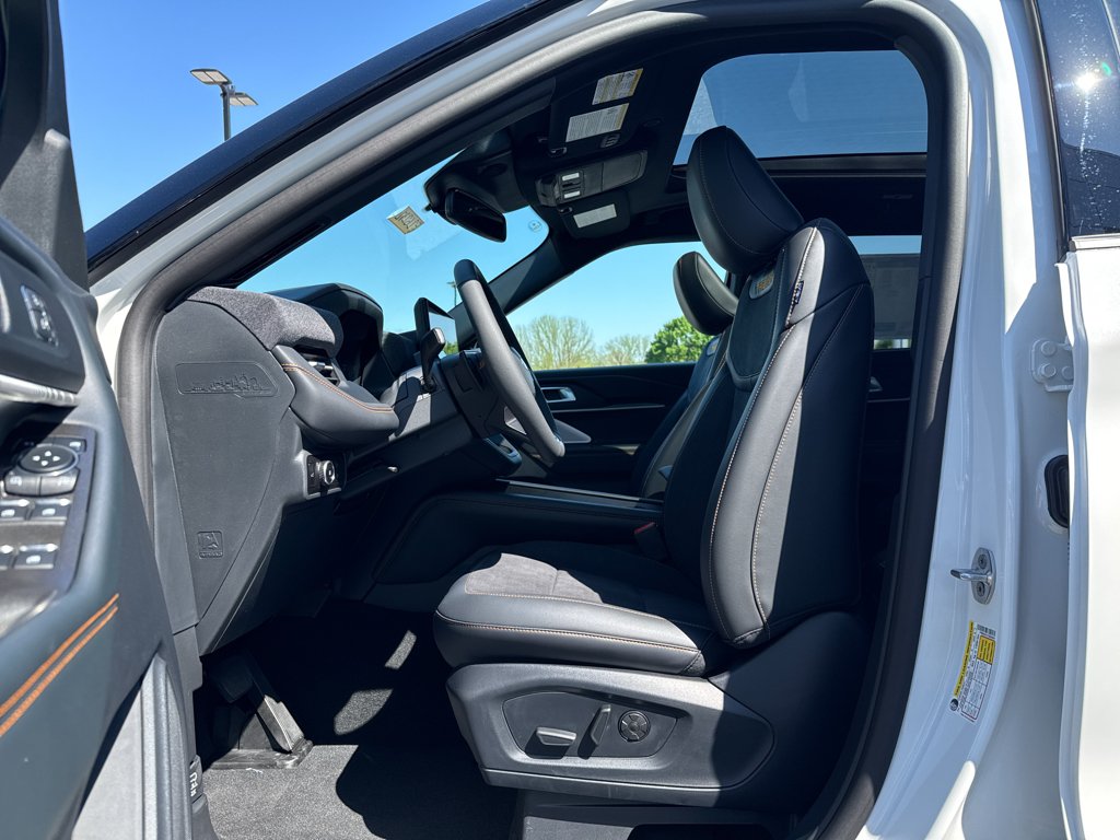 New 2026 Star White Metallic Tri-Coat Ford Tremor image 4