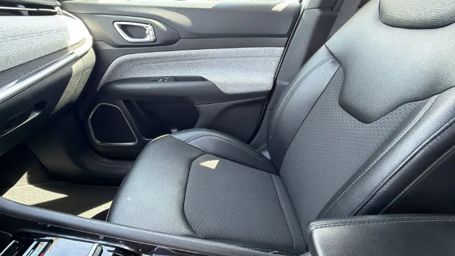 Used 2025 White Jeep Latitude image 23