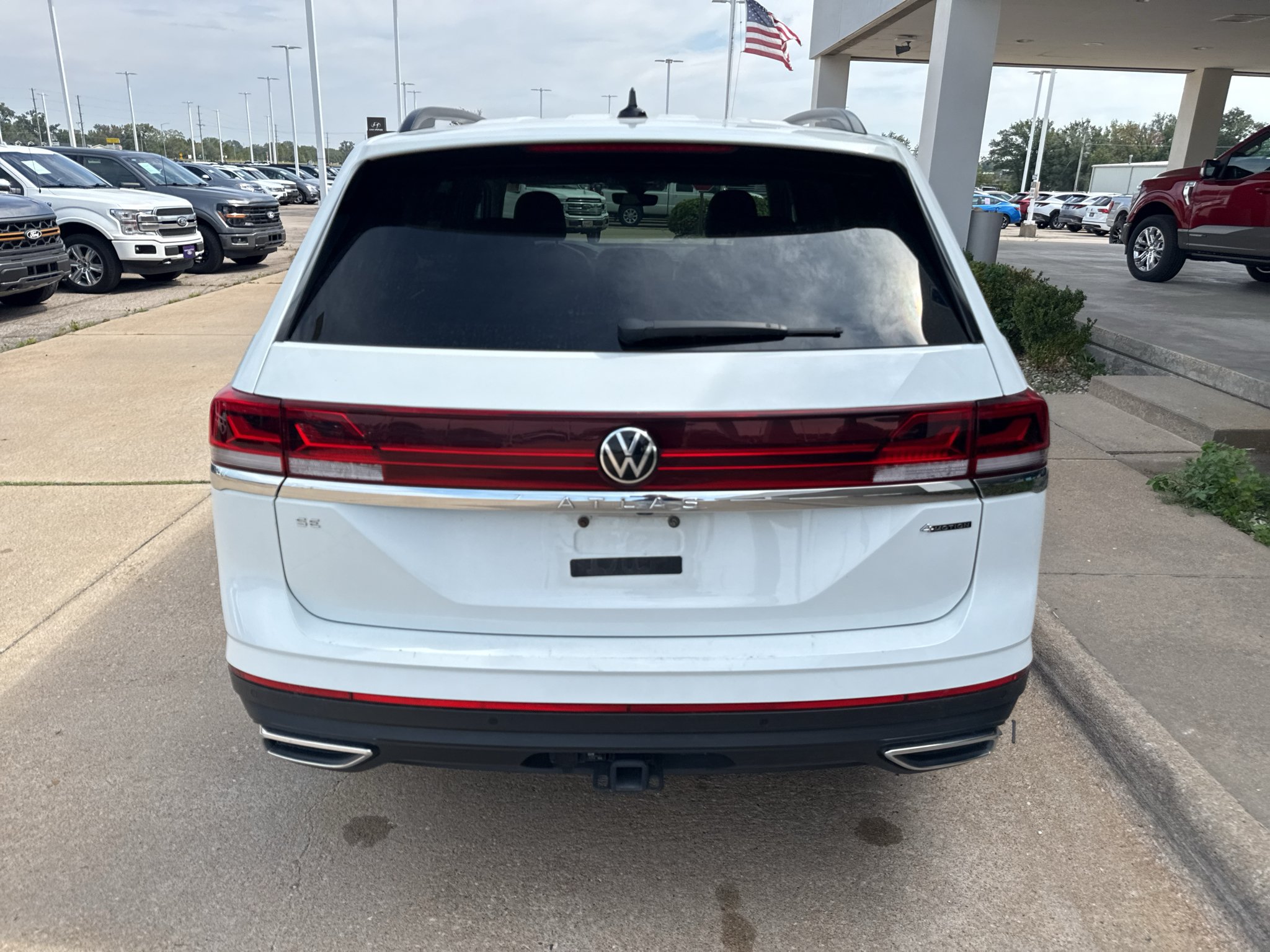 Used 2025 Pure White Volkswagen 2.0T SE w/Technology image 6