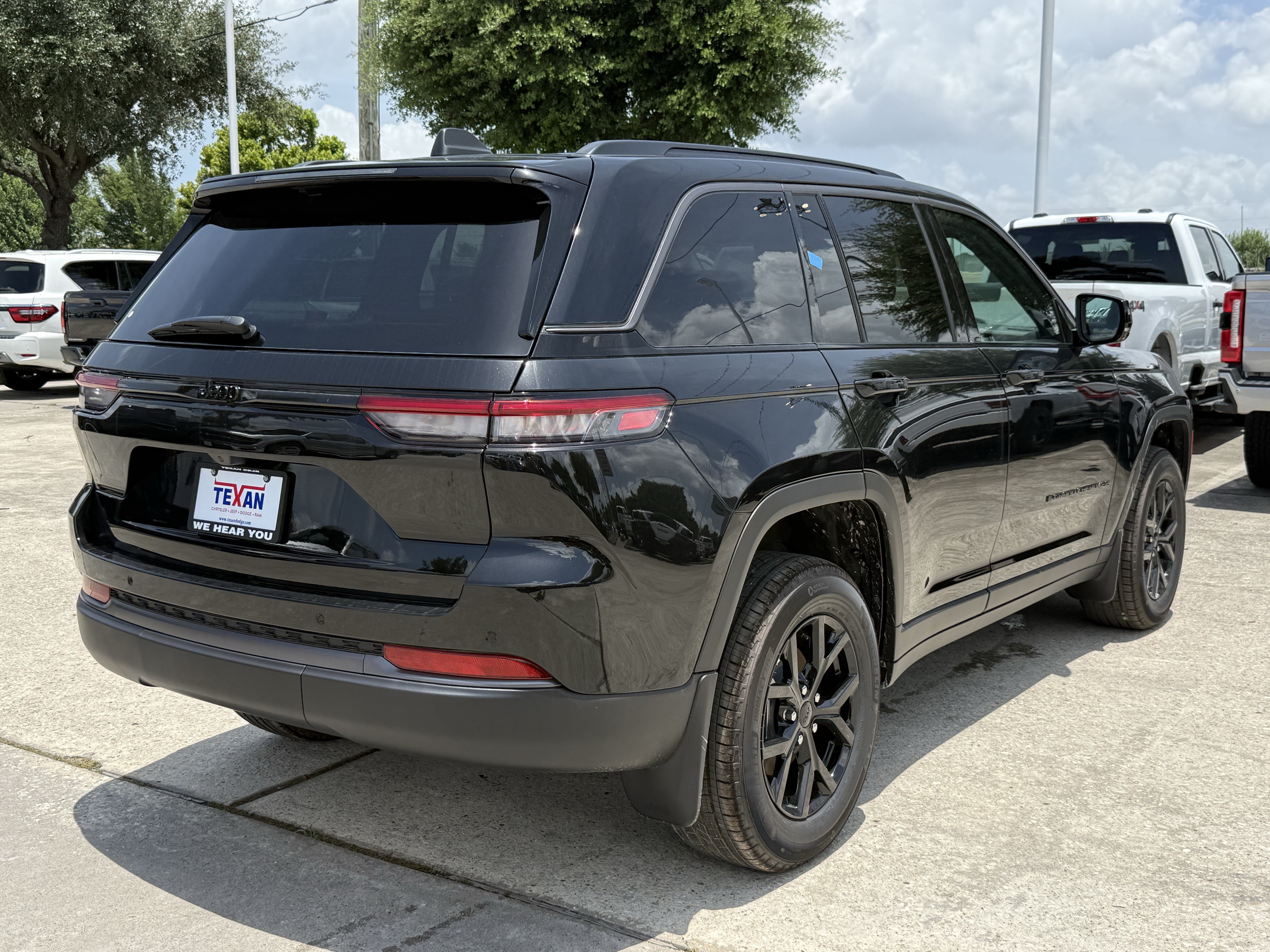 New 2026 Diamond Black Crystal Pearl-Coat Exterior Paint Jeep Laredo Altitude image 4