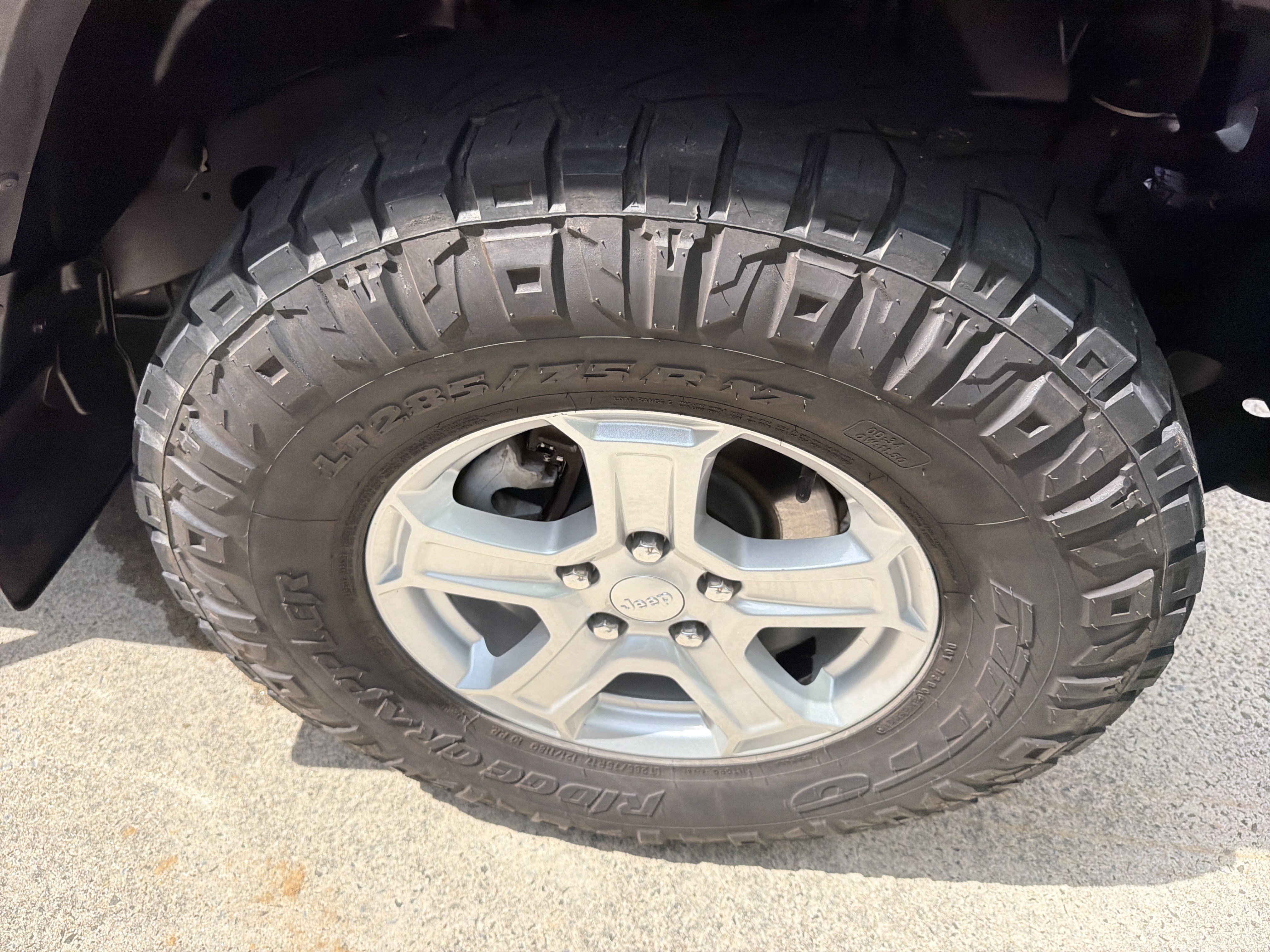 Used 2019 Black Clearcoat Jeep Sport S image 12
