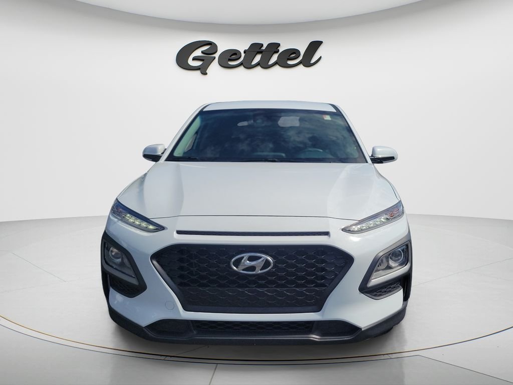 Used 2021 White Hyundai SE image 2