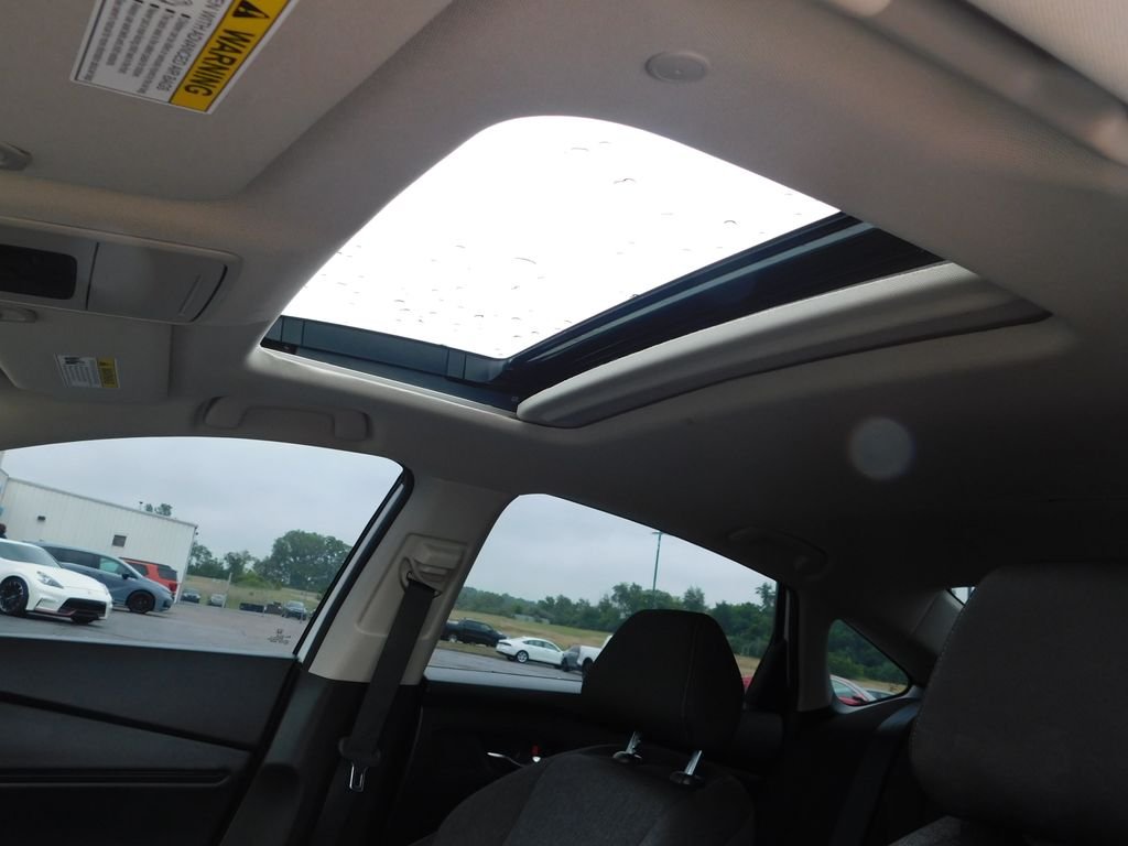 Used 2025 White Honda SE image 12