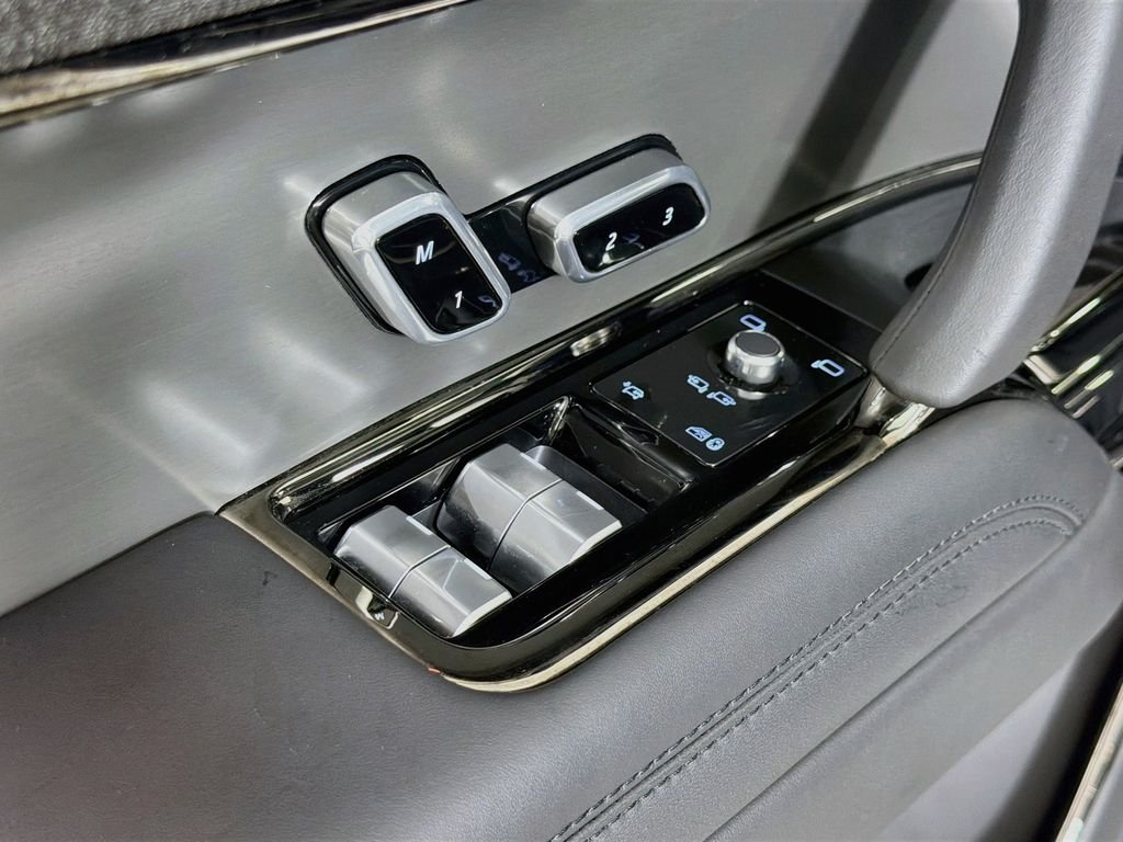 Certified Used 2024 Gray Land Rover SE image 18