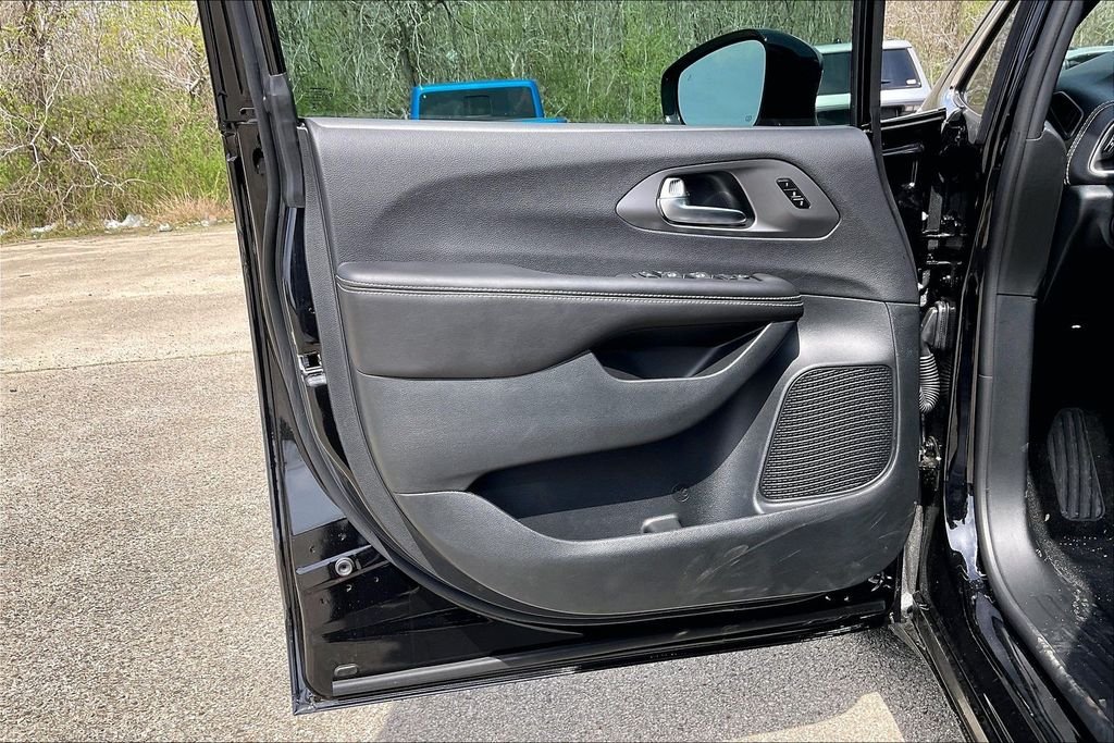 New 2026 Chrysler Pacifica Select 4D Passenger Van