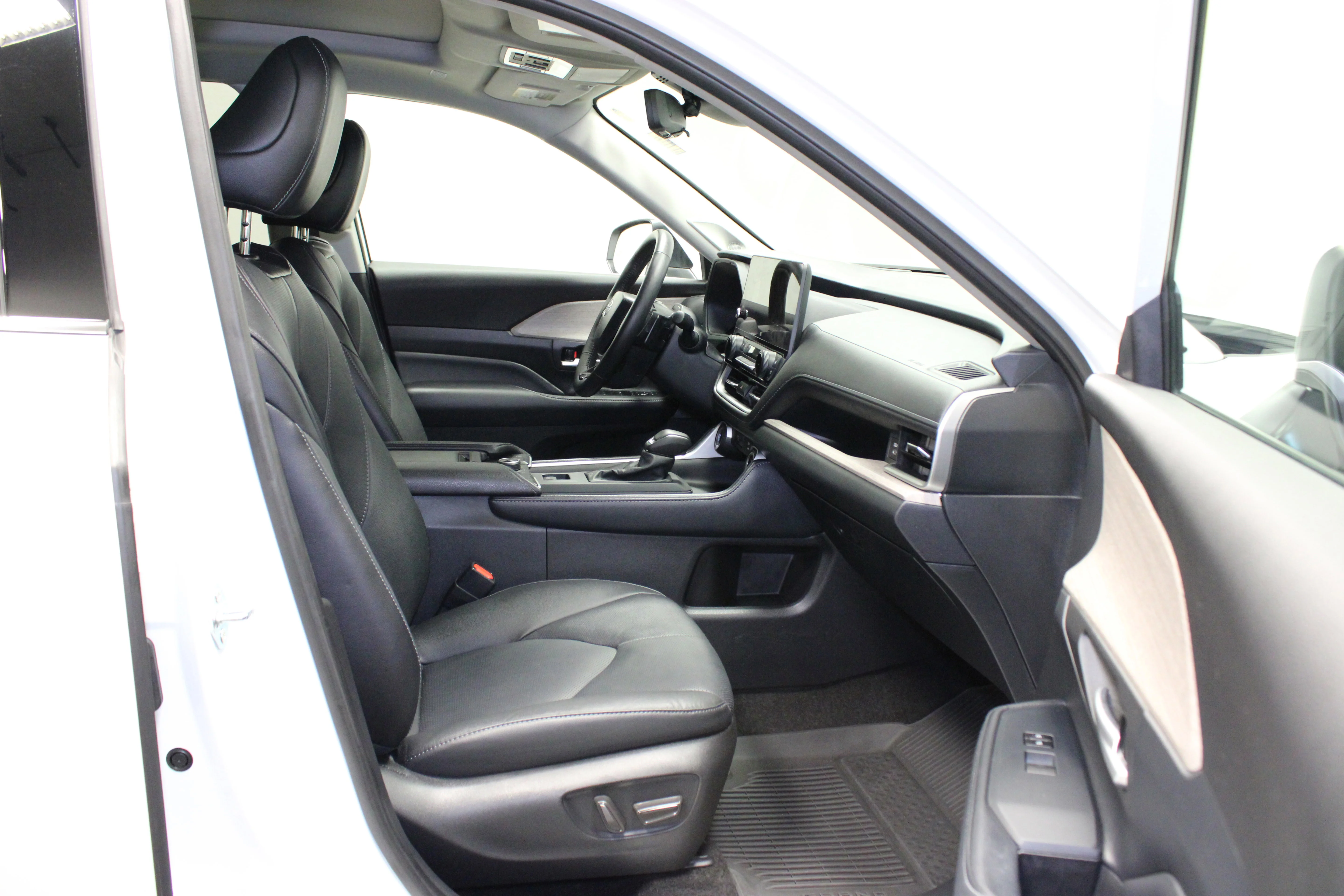 Used 2024 Pearl Toyota Platinum image 16