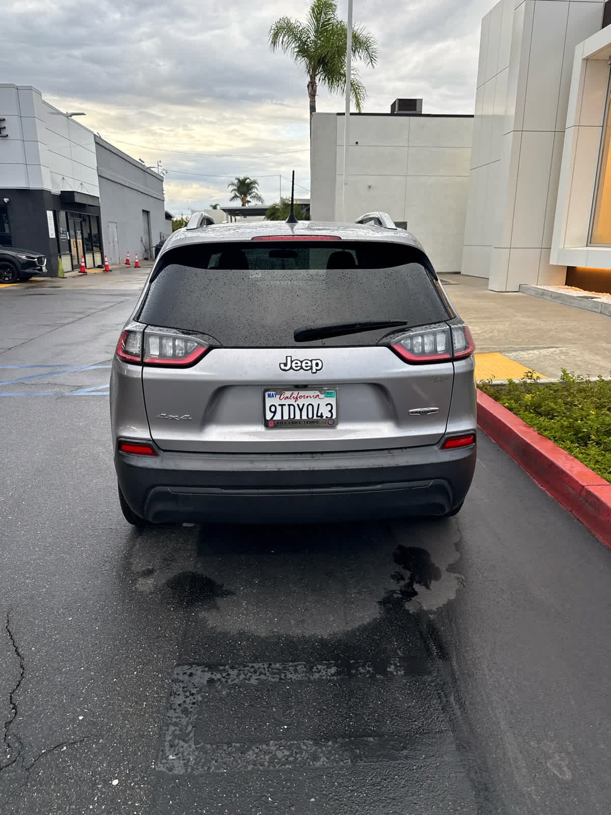 Used 2020 Billet Silver Metallic Clearcoat Jeep Latitude image 2