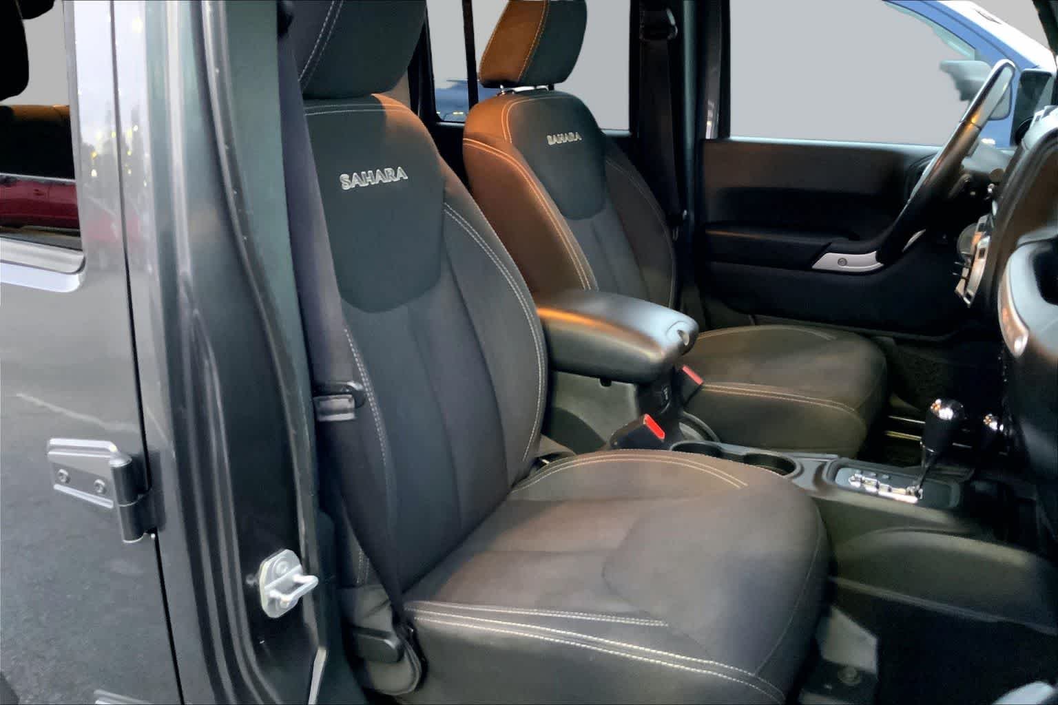 Used 2017 Granite Crystal Met. Clear Coat Jeep Sahara image 9