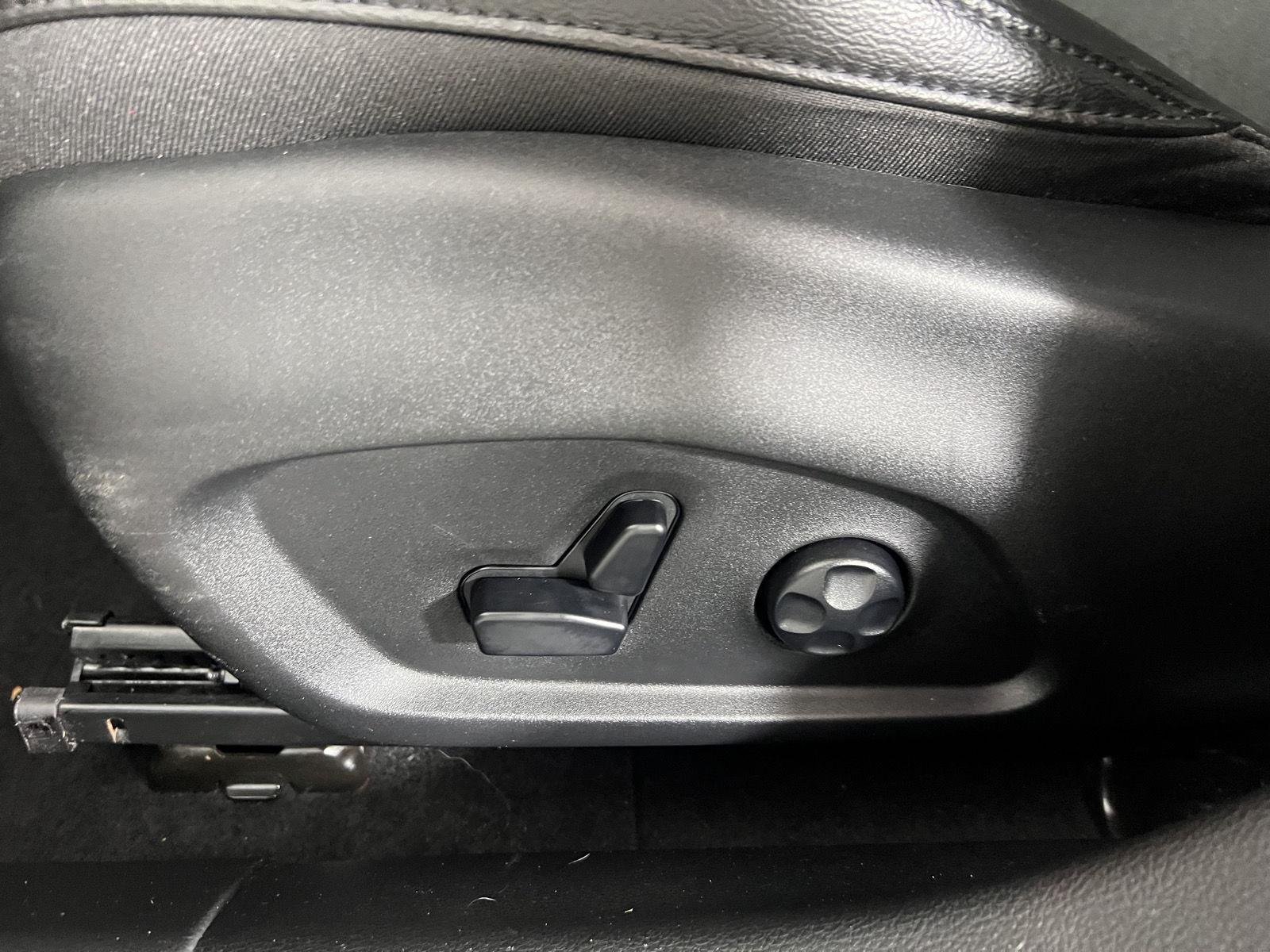 Used 2021 White Clearcoat Jeep Latitude image 13