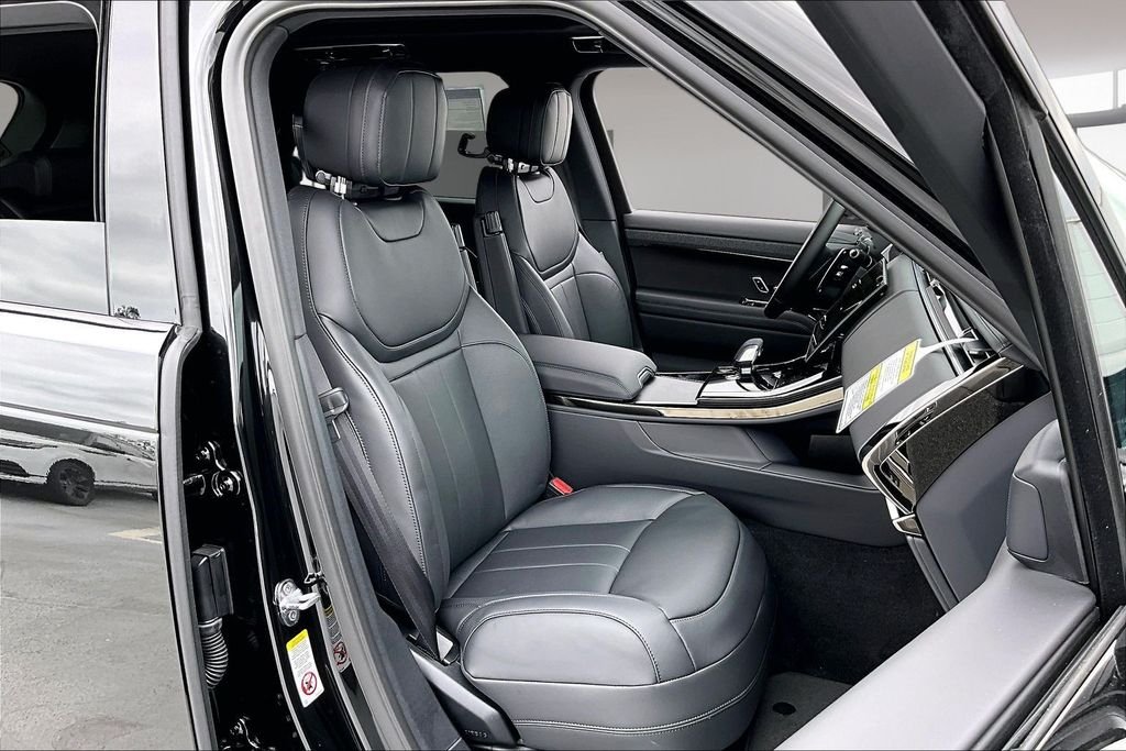New 2026 SANTORINI BLACK Land Rover Dynamic SE image 11