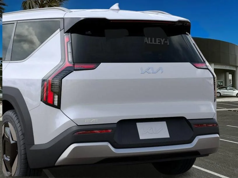 New 2026 Glacial White Pearl Kia Wind image 15