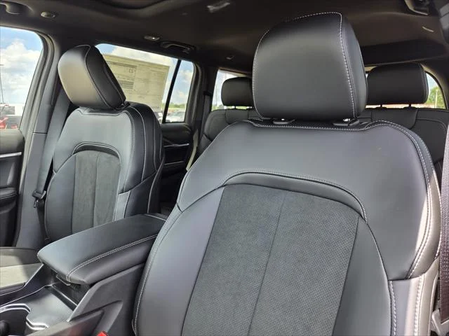 New 2026 Diamond Black Crystal Pearl-Coat Exterior Paint Jeep Altitude image 22