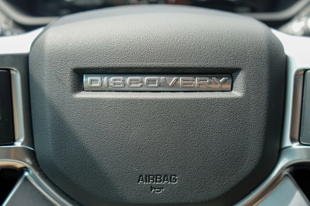 Used 2025 Black Land Rover Dynamic SE image 19