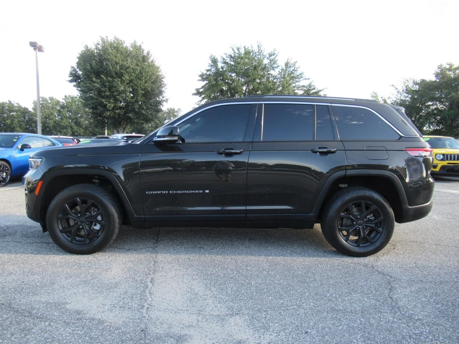 Used 2023  Jeep Limited image 4