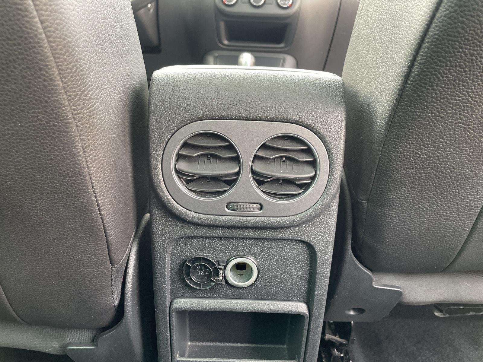 Used 2013 Candy White Volkswagen SE w/Sunroof & Nav image 27