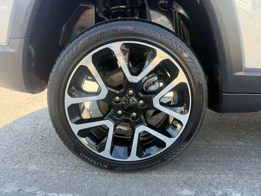 Used 2018 Silver Jeep Limited image 41