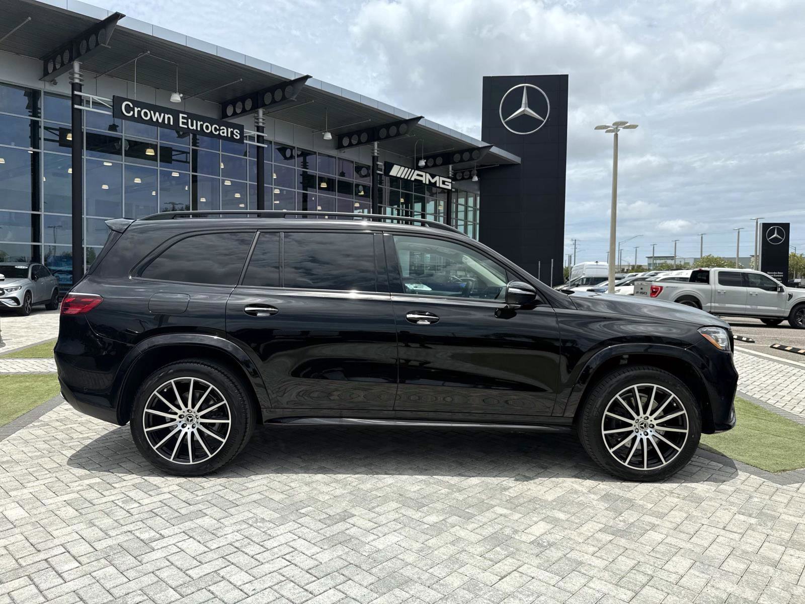 New 2026 Obsidian Black Metallic Mercedes-Benz 450 4MATIC® SUV image 6