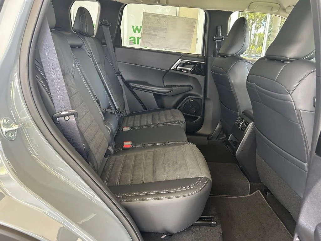 New 2026 Gray Mitsubishi SE S-AWC image 28