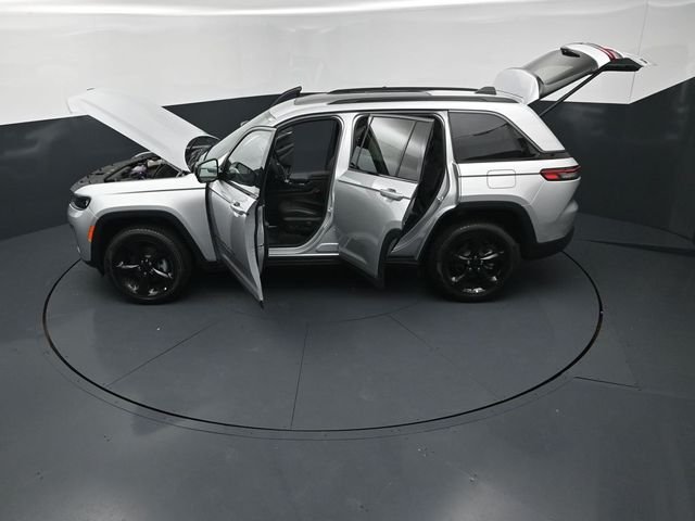 New 2026 Silver Zynith Exterior Paint Jeep Limited image 27