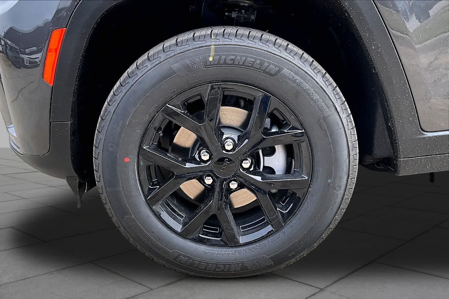 New 2026 Baltic Gray Metallic Clear-Coat Exterior Paint Jeep Laredo Altitude image 12
