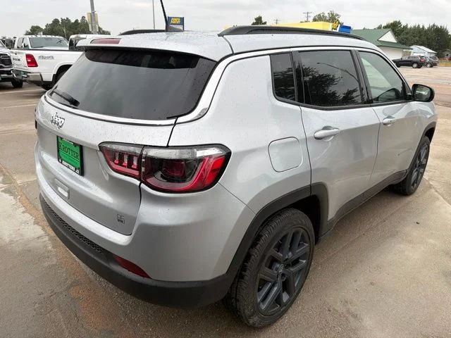 New 2026 Silver Zynith Metallic Clearcoat Jeep  image 3