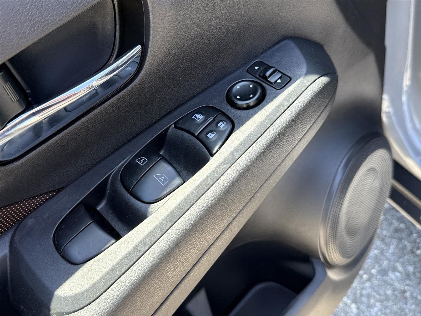 Used 2023 Boulder Gray Pearl Nissan SR image 17