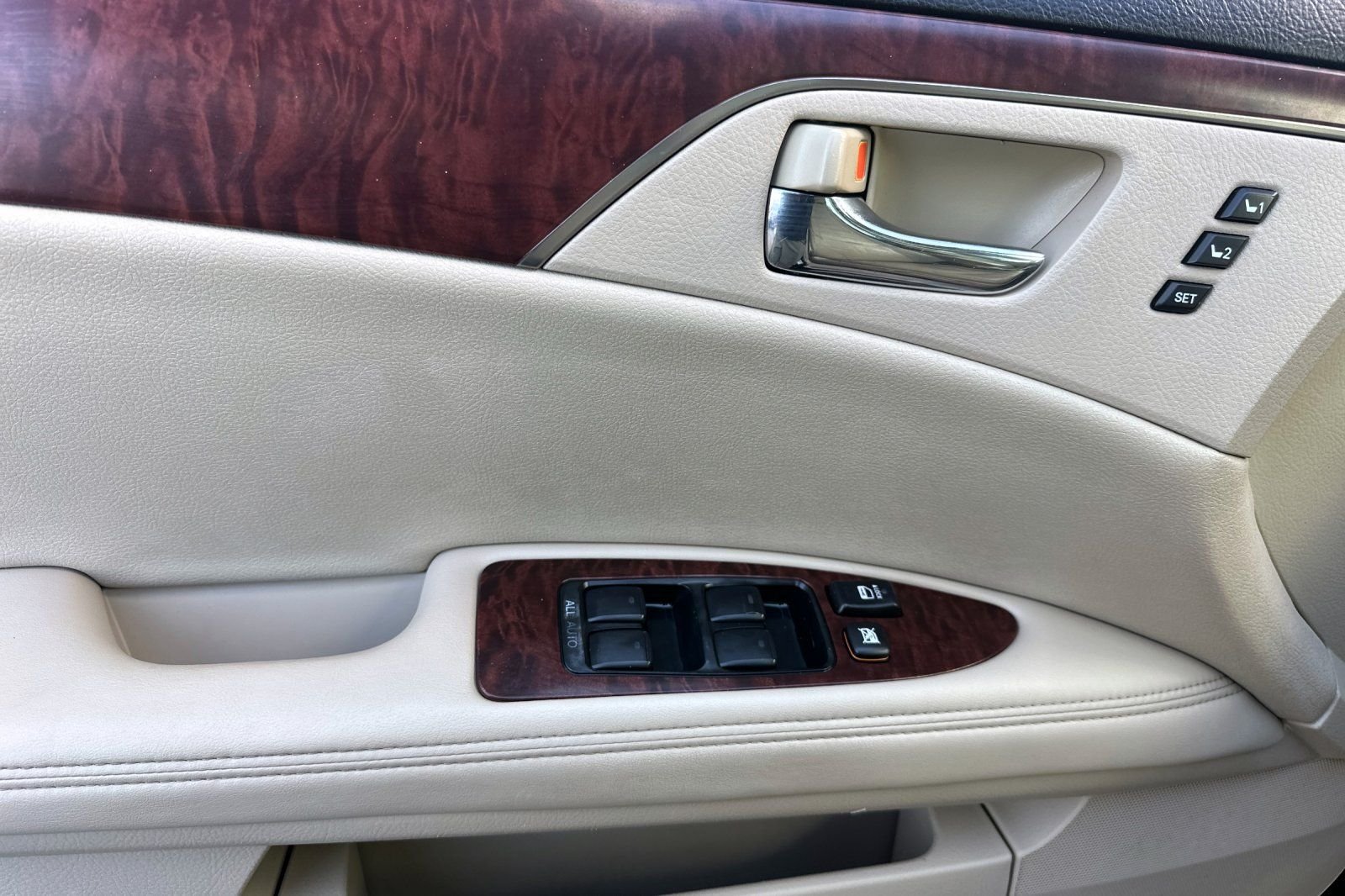 Used 2011 Black Toyota Base image 11