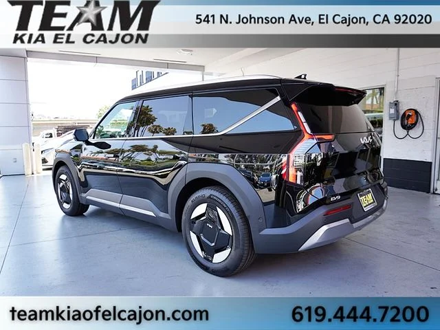New 2026 Black Kia Wind image 8