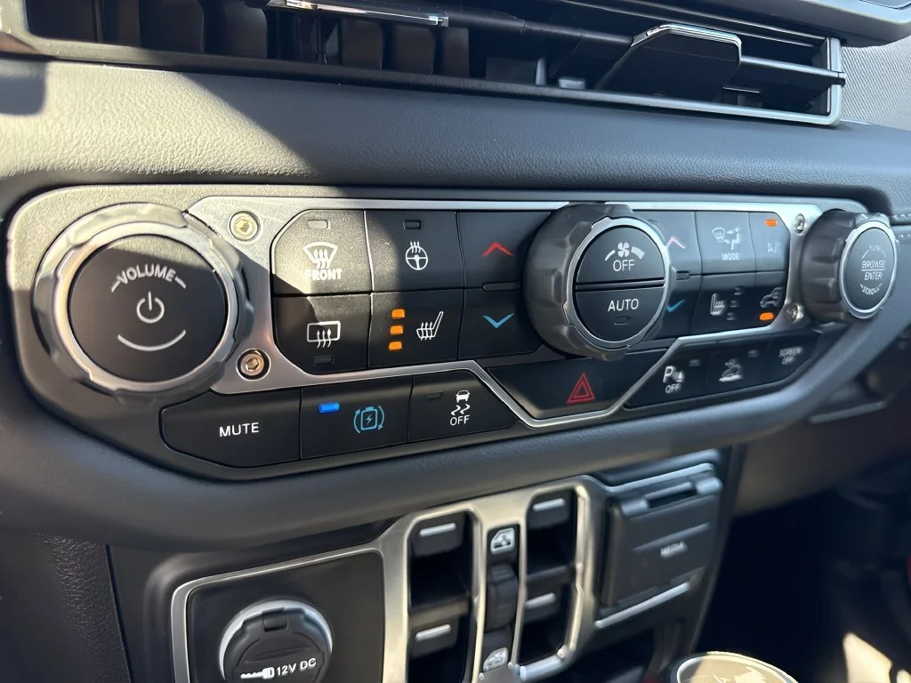Used 2025 Red Jeep Sahara image 21