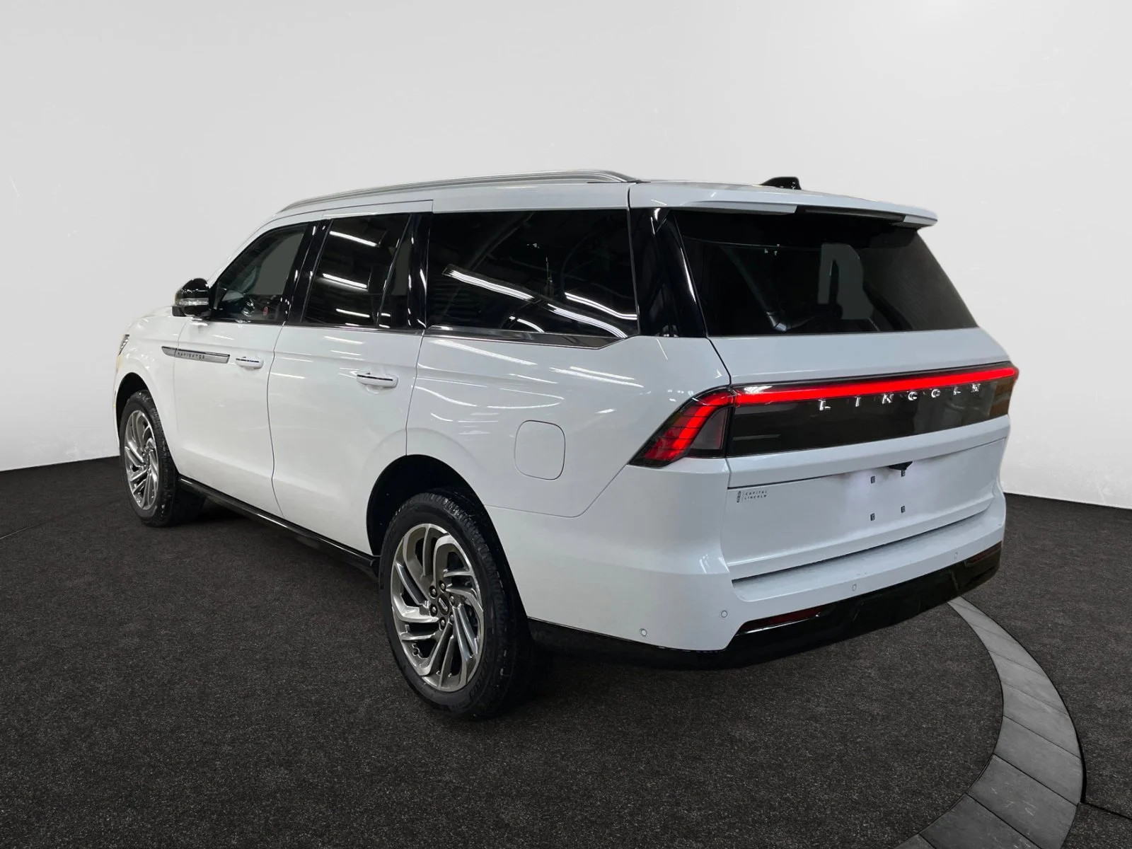 New 2025 Pristine White Metallic Tri-Coat Lincoln Reserve image 3