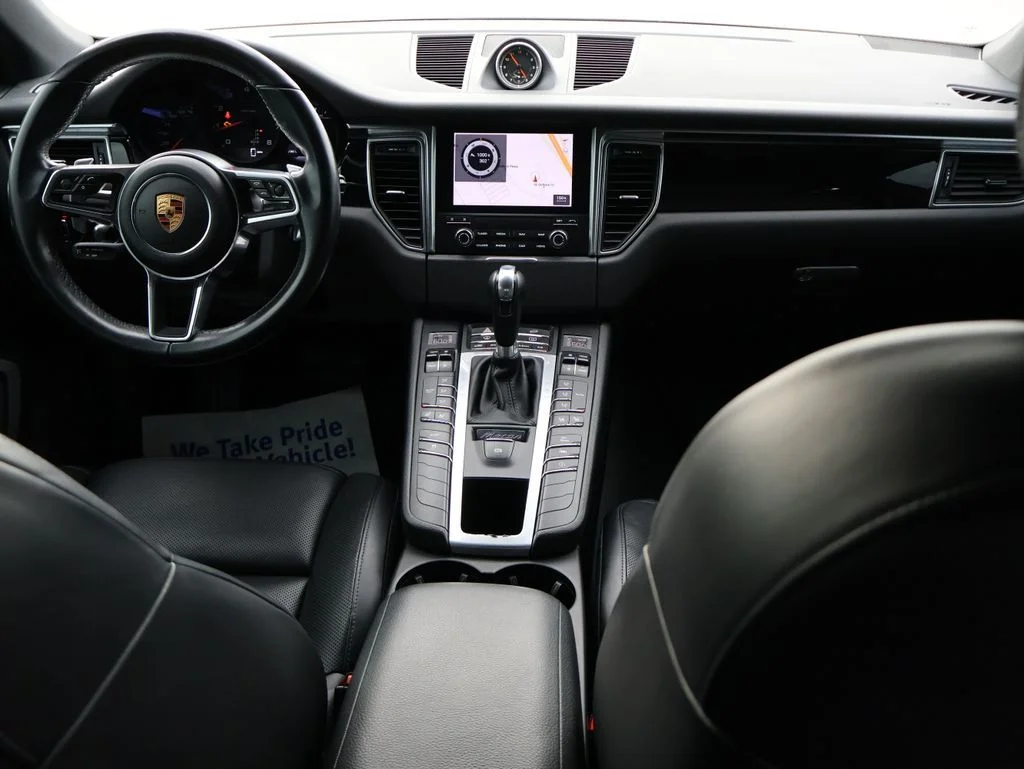 Used 2018  Porsche Base image 14