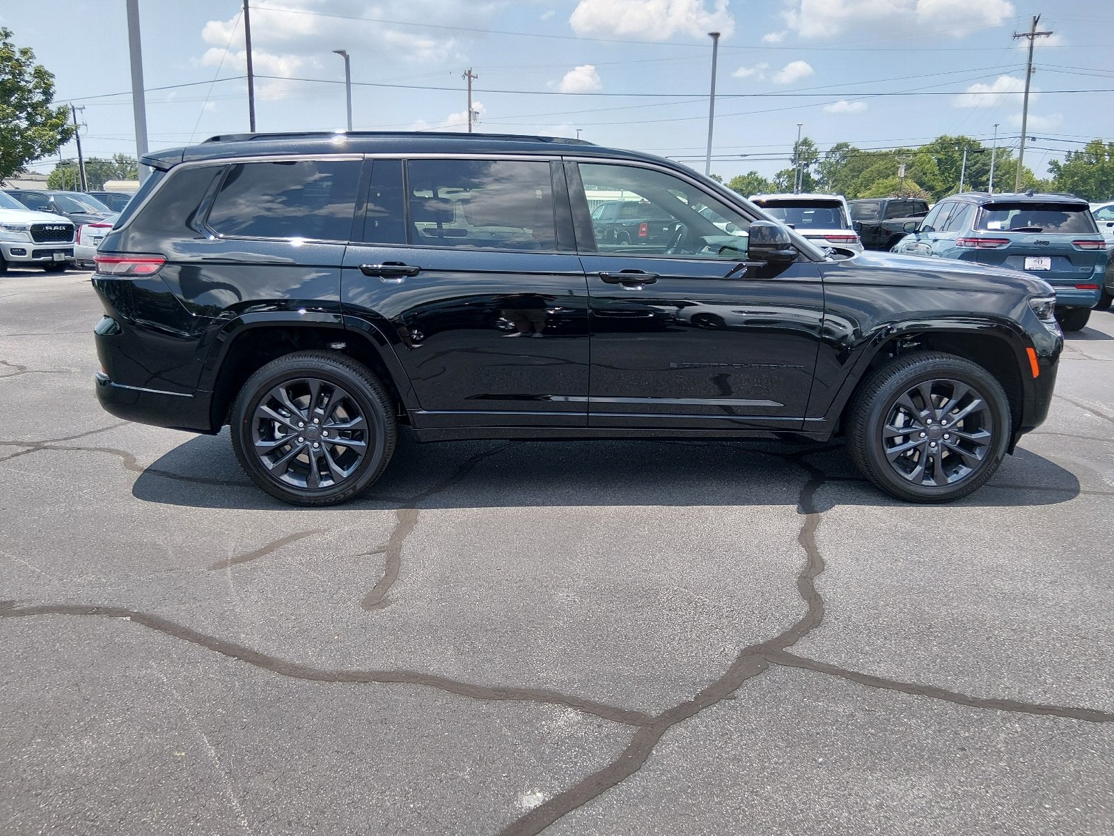 New 2026 Diamond Black Crystal Pearlcoat Jeep Limited Reserve 4x4 image 2