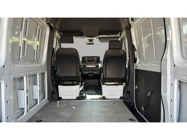 Used 2025  Mercedes-Benz NA image 35